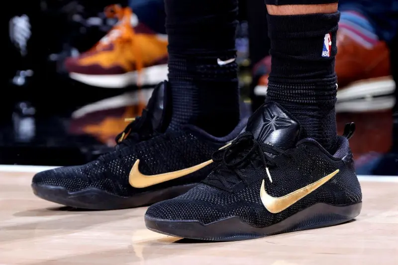 德罗赞穿着黑金科比11Elite，空砍39分4篮板6助攻2抢断