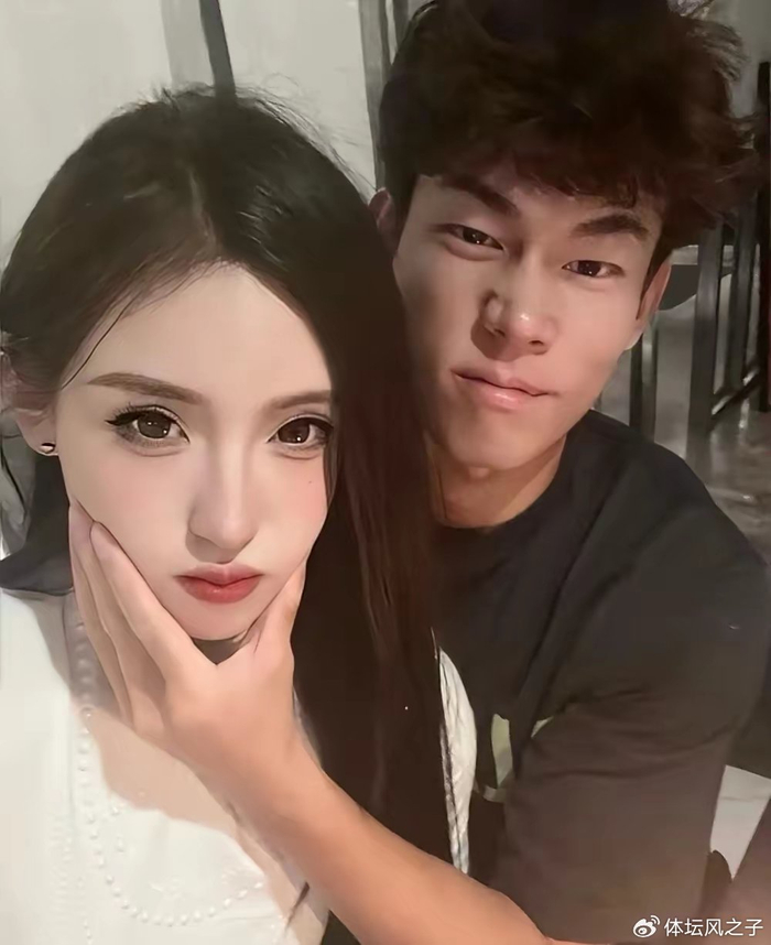 半岛·体育中国官方网-废了，已经无球可踢了，还在换女友，何小珂公布新恋情，令人唏嘘|山东泰山|萨瓦德尔|克里斯托瓦尔|西乙|U21_新浪体育_新浪新闻